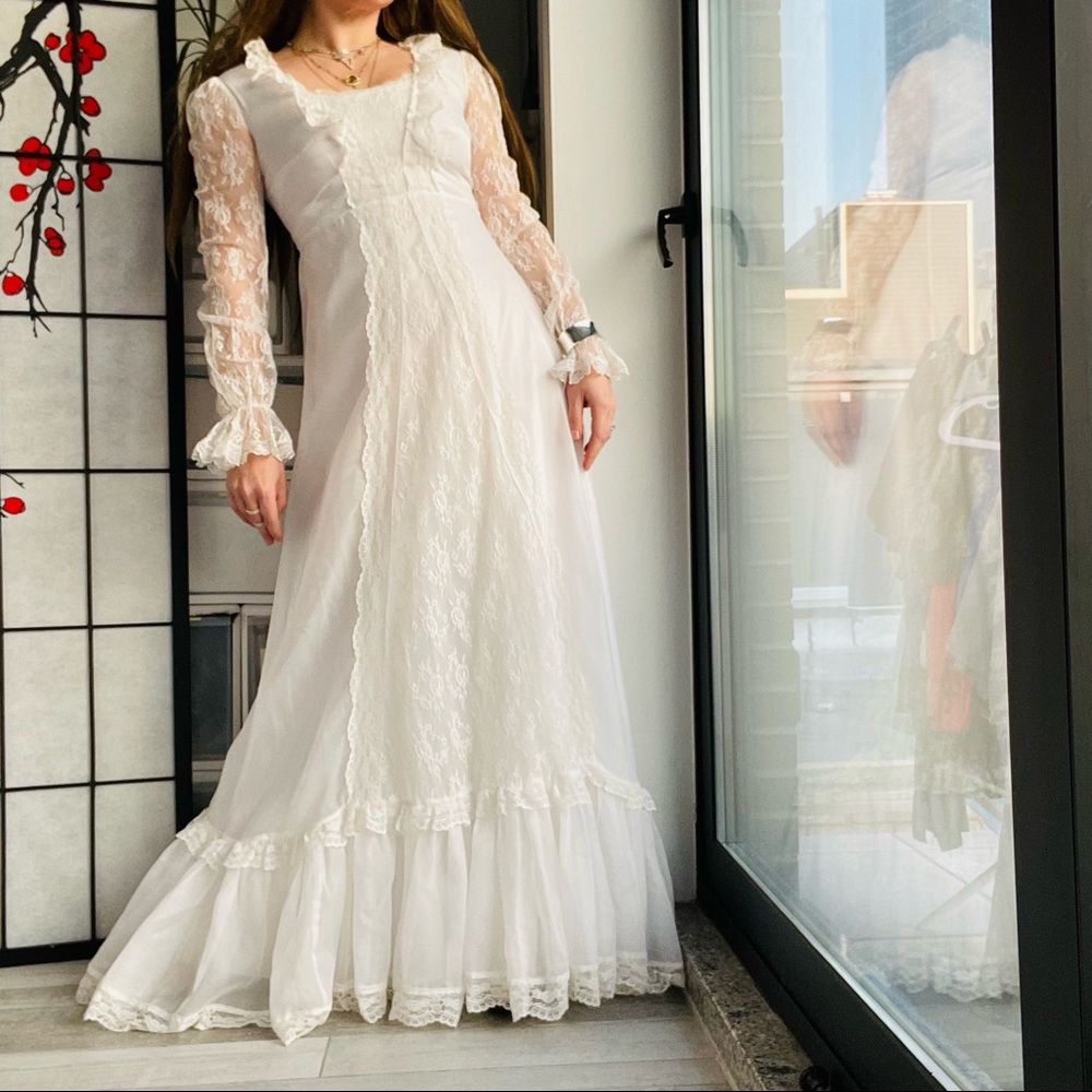 Vintage Organza Ruffle Lace Layered Ivory White Bishop Long Sleeve Wedding Dress - Picture 3 of 17